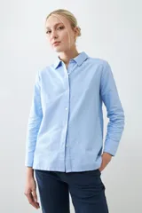 Camisa celeste de corte clásico, confeccionada en tela Oxford de algodón.