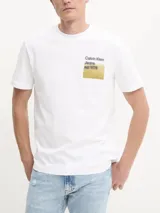 Remera blanca de algodón con cuello redondo y mangas cortas. Estampado en el frente con el logo de Calvin Klein Jeans y el año de fundación 1978, con efecto difuminado en tonos dorados.