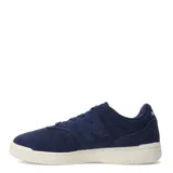 Championes urbanos New Balance de gamuza azul marino con logo "N" en los laterales y suela color crema.