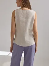 Musculosa color crudo de lino, con escote en V y breteles con ribete gris.