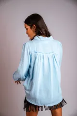 Camisa color beige de muselina con bordado en la parte delantera y manga globo con puño.