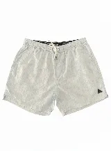 Short de baño celeste con estampado abstracto en blanco, cintura elástica con cordón ajustable, dos bolsillos laterales y uno trasero.