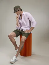 Camisa verde militar de manga larga, confeccionada en mezcla de lino y algodón. Tiene cuello clásico, cierre con botones y un bolsillo en el pecho.