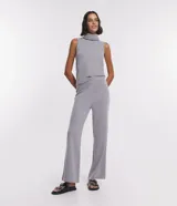Blusa sin mangas de punto color gris, con cuello alto y superficie lisa.