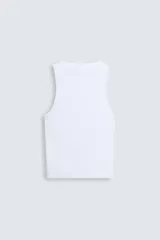 Musculosa blanca de algodón con cuello redondo y sisas amplias, corte ajustado.