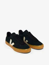 Zapatillas Veja modelo Campo, color negro con logo lateral en blanco y talón en beige. Fabricadas en gamuza con suela de caucho.