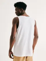 Musculosa azul de corte clásico, con cuello redondo y sisas amplias.