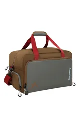 Bolso deportivo marrón y gris con el logo de Discovery en el lateral. Tiene un bolsillo frontal, bolsillos laterales, sujeción para valija, botinero y tira desmontable.