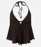 Blusa marrón oscuro con textura plisada, estilo frente única (halter) con escote en V profundo y lazo ajustable en el centro del busto. Presenta un ruedo con volado o efecto nube.