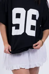 Remerón blanco de corte holgado con estampado del número 96 en color marrón.