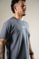 Remera gris con estampado de figuras de la mitología griega en la espalda.