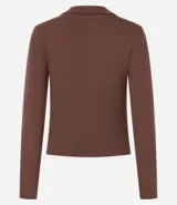 Blusa color crema de rib de algodón, con cuello polo y mangas largas.