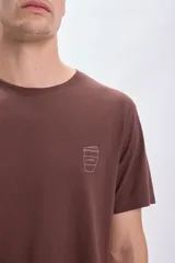 Remera marrón de manga corta con estampa de un vaso de café.
