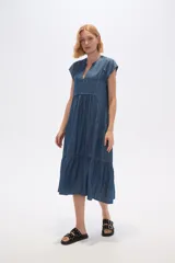 Vestido midi de lyocell color azul denim, con cuello en V, mangas cortas con volados y corte escalonado.
