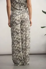 Pantalón de vestir de tiro alto con estampado abstracto en blanco y negro.