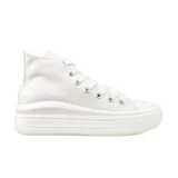 Zapatilla deportiva de lona blanca con plataforma, diseño dinámico y cómodo.