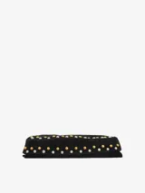 Bolso de hombro negro de cuero con flecos y tachuelas metálicas doradas y plateadas. Tiene correa ajustable y cierre de cremallera.