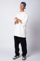 Remera verde militar de corte oversize, confeccionada en algodón 100% con cuello redondo y manga corta. Presenta un pequeño logo estampado en la parte superior de la espalda.