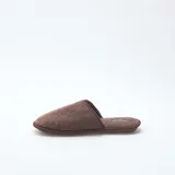 Pantuflas tipo mules color marrón con interior de felpa.