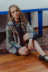 Chaqueta gris de paño de lana con detalles de crochet de colores.