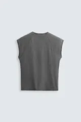 Musculosa gris de corte holgado con cuello redondo y sisas amplias. Tiene un efecto lavado que le da una apariencia única.