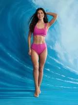 Top de bikini deportivo color negro, con tirantes anchos y tejido acanalado.