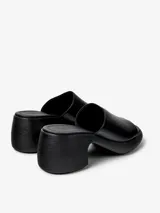 Zueco de cuero vacuno color negro, con plataforma y taco ancho.