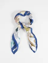 Pañuelo cuadrado de seda con estampado floral en tonos beige, blanco, verde y azul, con borde azul.