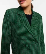 Blazer cropped de poliéster y viscosa con estampado de cuadros verdes y negros, cuello solapa, abotonado delantero, mangas largas y aplicación de strass.