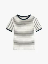 Remera Tommy Hilfiger a rayas horizontales blancas y azul marino, con cuello redondo y ribetes a contraste. Logo de la marca bordado en el pecho y en la manga.