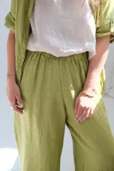 Pantalón verde lima de lino, corte ancho y cintura elastizada.