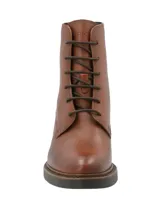 Botín acordonado de cuero color marrón, con punta semi puntiaguda y tacón cuadrado de 5 cm.