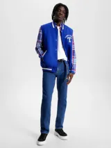Pantalón de jean azul de corte recto con tiro medio.