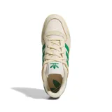 Championes Adidas Forum Low color crema con detalles en verde y gris. Presentan las tres tiras características de Adidas en color verde y el logo en el lateral.