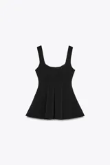 Top blanco de tejido elástico, con escote redondo, tirantes anchos y bajo peplum.