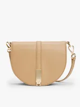 Cartera saddle color beige de poliuretano con correa extraíble ajustable, cierre de solapa magnético, dos compartimentos principales, compartimento con cremallera e insignia del monograma TH en la parte delantera.