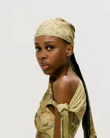 Pañuelo de tela con estampado de texto antiguo en tonos beige y verde.