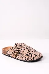 Zuecos con estampado animal print color camel y negro, con hebilla metálica ajustable y suela de corcho.