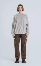 Sweater de tejido jaspeado color beige claro, con cuello redondo, mangas ranglán y elástico ajustable en el bajo.