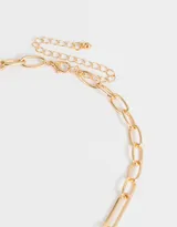 Collar corto dorado con cadena de eslabones y dijes de frutas: cereza, manzana, frutilla y durian.