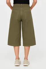 Bermuda de jean color beige, corte amplio y largo hasta la rodilla.