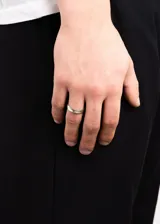 Anillo tipo alianza bombé de plata 925 con banda central de doublé de oro 10k y bordes facetados.