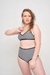 Conjunto de bikini con estampado animal print multicolor, compuesto por un corpiño triangular con tirantes finos y una bombacha tipo colaless con tiras finas ajustables en los laterales.