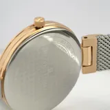 Reloj análogo Jacques Lemans de la línea Milano para dama, con caja de acero en tono oro rosado y esfera color champagne. Posee un brazalete de malla milanesa en tono plateado y corona lateral.