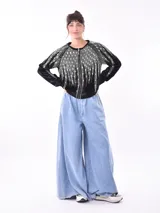 Campera negra de terciopelo con cierre frontal y apliques de lentejuelas plateadas.