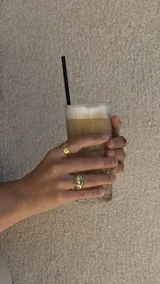 Anillo plateado con textura irregular y diseño rústico.