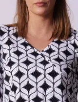 Blusa de algodón estampado en blanco y negro, marca Ruby Rd. Tiene escote en V cruzado y mangas 3/4.