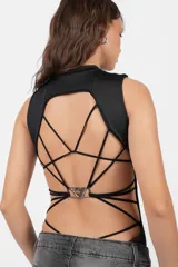 Body negro sin mangas con cuello alto.