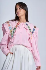 Camisa color crema con cuello Claudine y bordado de crochet multicolor.