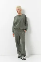 Buzo de manga larga color verde militar, con puños elastizados y cuello clásico.